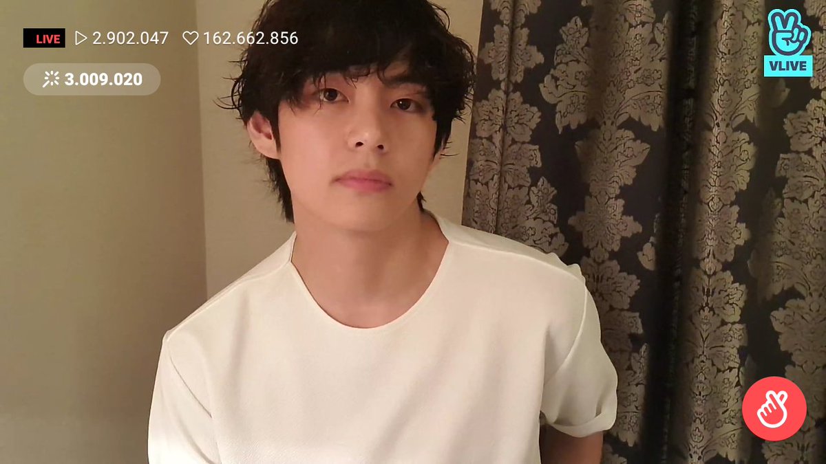 Bts v live. Трансляции бтс. Бтс vlive 2022. Картина на стене во время трансляции bts. Чимин лайв.