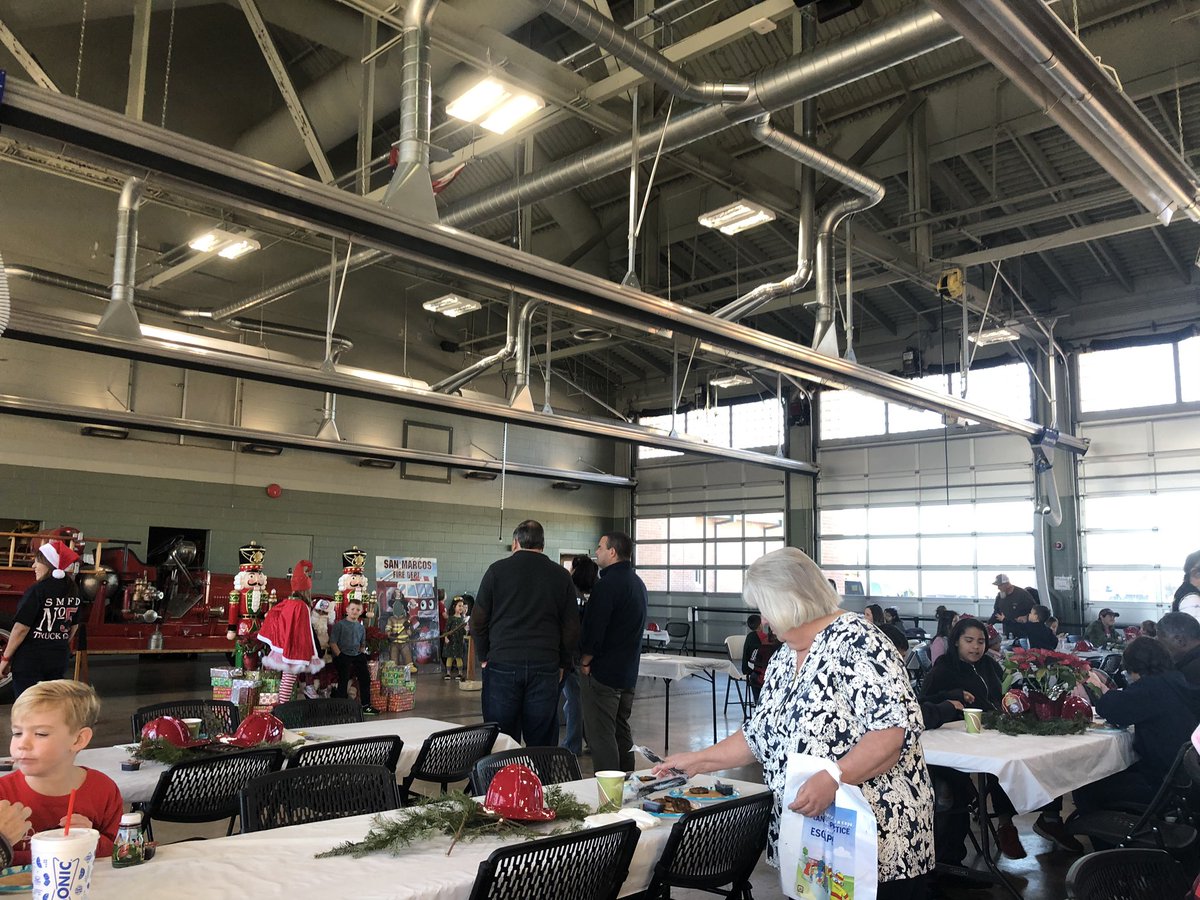 ErinForYall's tweet image. If you are in the San Marcos area stop by Fire Station #5 (100 Carlson Circle) before 11 for Pancakes with Santa! Donations benefit the San Marcos Citizens Fire Academy Alumni. #hd45 #smfd