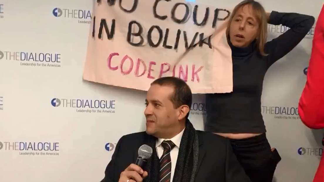 CsnCasima's tweet photo. El candidato a la presidencia de Bolivia, Luis Fernando Camacho, fue interrumpido por activistas estadounidenses que desplegaron una pancarta que decía "No al golpe" durante un conversatorio en la sede de 'Diálogo Interamericano', en Washington. @HenryNarvaez5 @Zabayar https://t.co/zoIGgrc1Z6