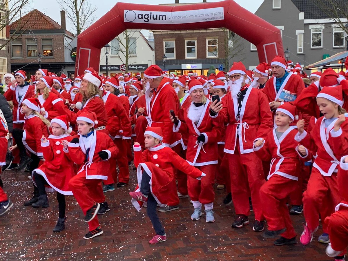 WestlandRotary's tweet photo. De regen mocht de pret niet drukken! Honderden kerstmannen liepen 16.000 euro bij elkaar: 8000 voor Voedselbank Westland en 8000 voor Kindertehuizen voor gehandicapte kinderen in Roemenië. Trots! https://t.co/52iP61CphS