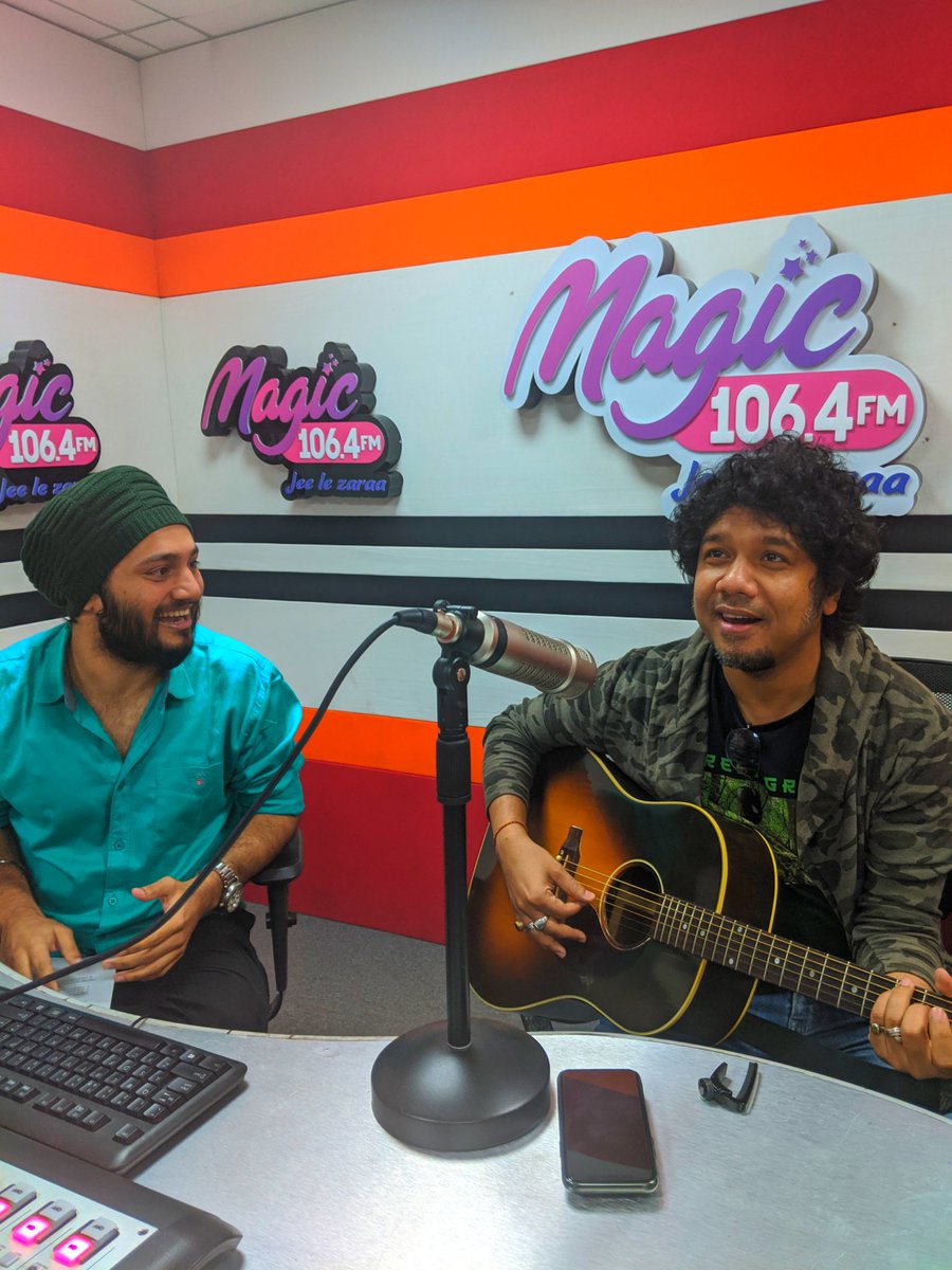 magicfmmumbai's tweet photo. Main bhi naachun manau sohne yaar ko..
Chalun main teri raah bulleya!
We are coming with a huge concert again, this time with @paponmusic ❤️🎤
Comment 🤟 to show your excitement!
.
.
#MagicFmMumbai #JeeLeZaraa #mumbai #magicconcert @TheWittySingh https://t.co/gSOsPl9eHG