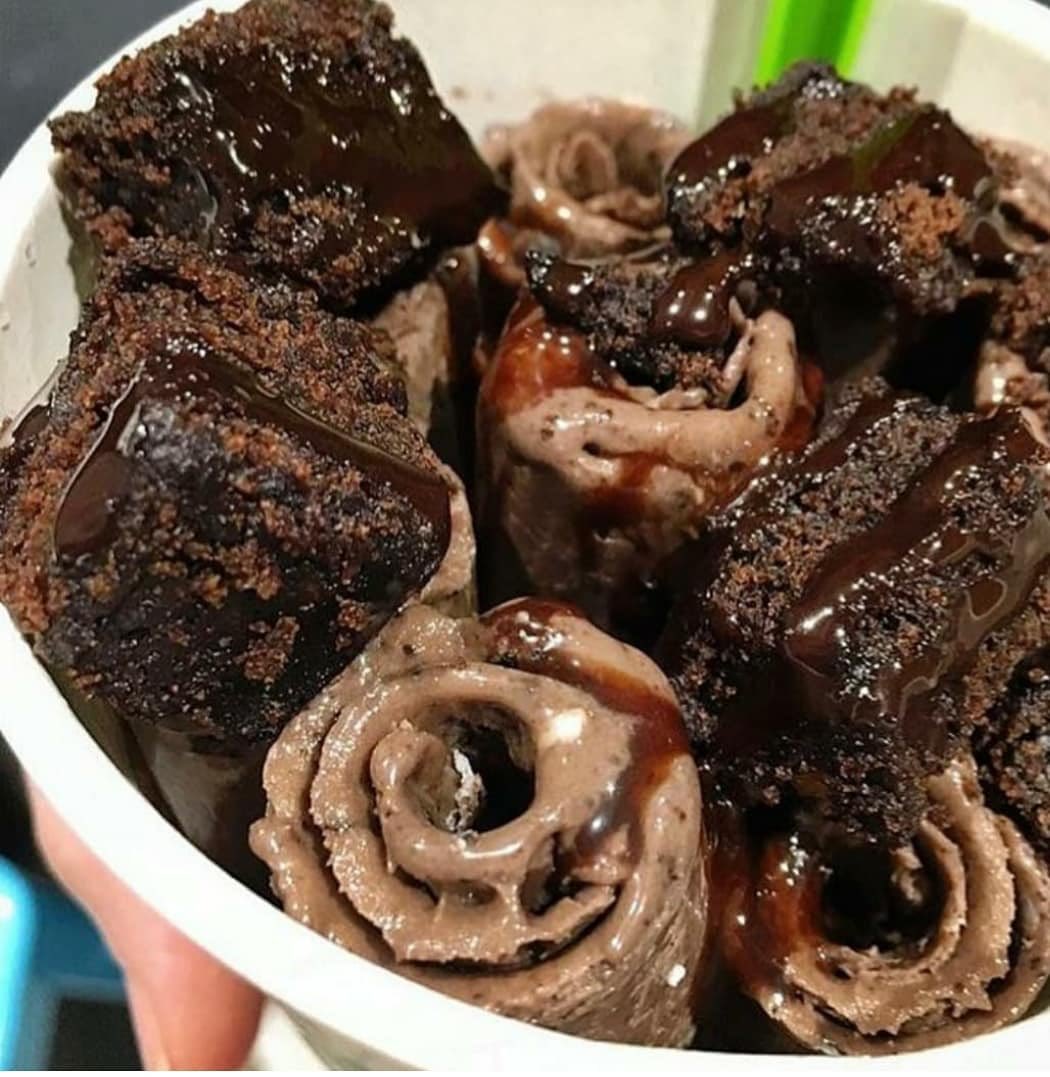 icenyphilly's tweet photo. Rainy day remedies 😋☺️... chocolate rolled ice cream topped w/ soft baked brownies ftw! #icenyphilly #chocolate #treatyoself https://t.co/q4ZkMGsHJm