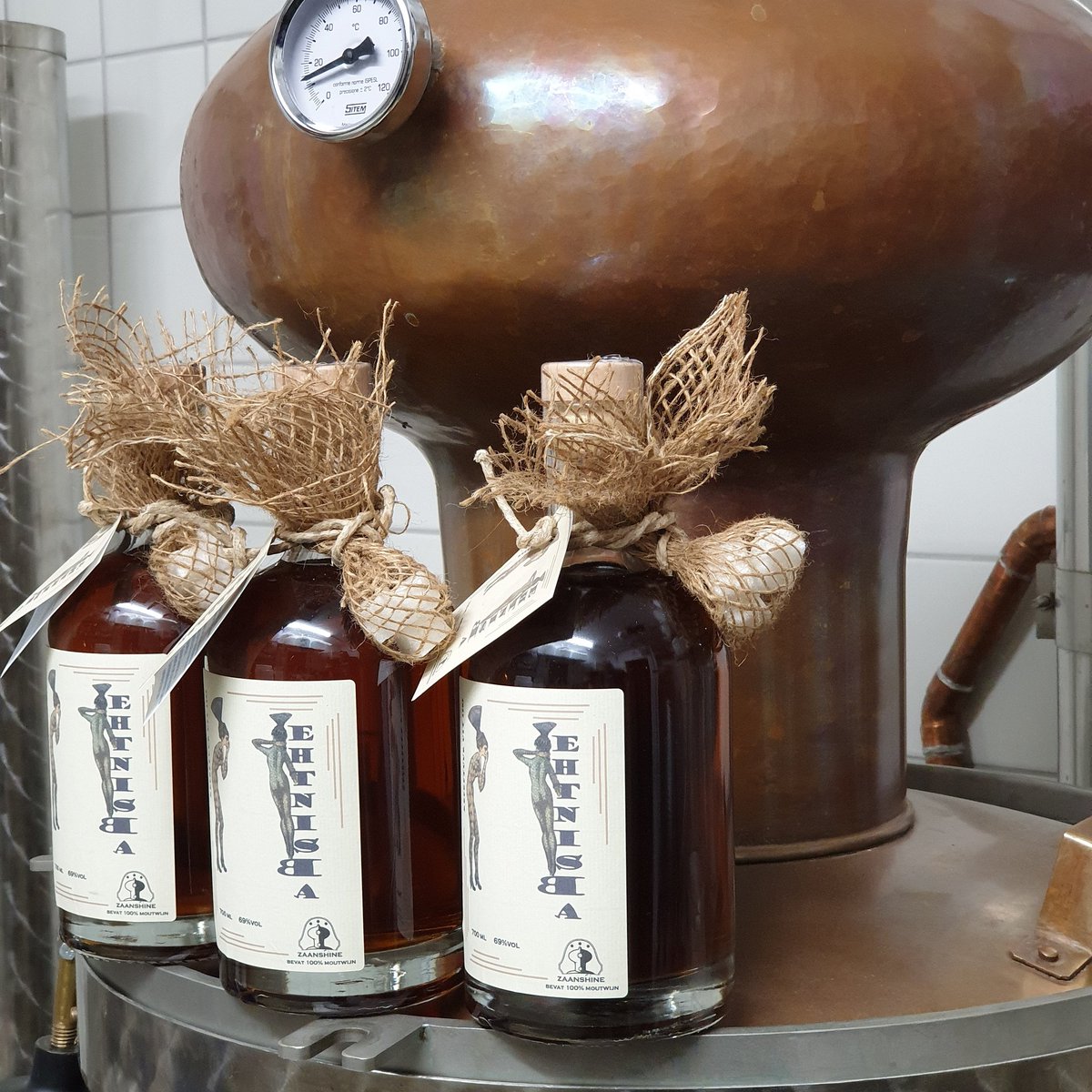 distilleerderij's tweet photo. Een nieuwe telg bij Zaanshine distilleerderij. Een Absinthe 69% vol trots. Gemaakt naar een france recept uit 1805. 
https://t.co/Y7pN2MywA2
#zaanshine #distilleerderij #zaanshinedistilleerderij #ginsumac #gindjahé  #zaanshinedrank #zaanjenever #zaangin #zaanlikeur #absint https://t.co/7qEJtl9vW8