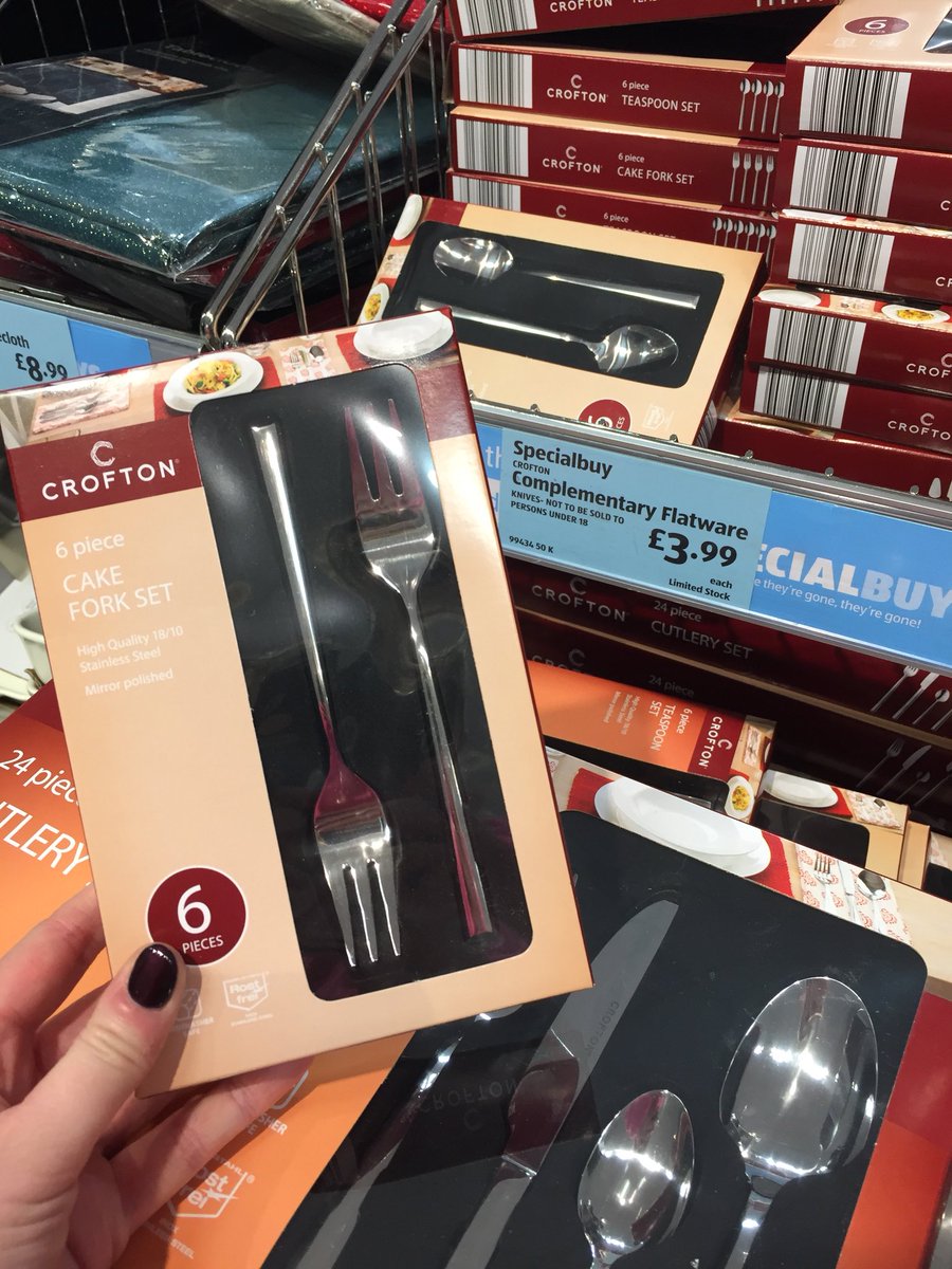 MiaMcHugh_'s tweet image. Currently on sale on the Special Buy aisle in Aldi. You know what to get Jamie for Christmas🍴 @dadwroteaporno #cakefork