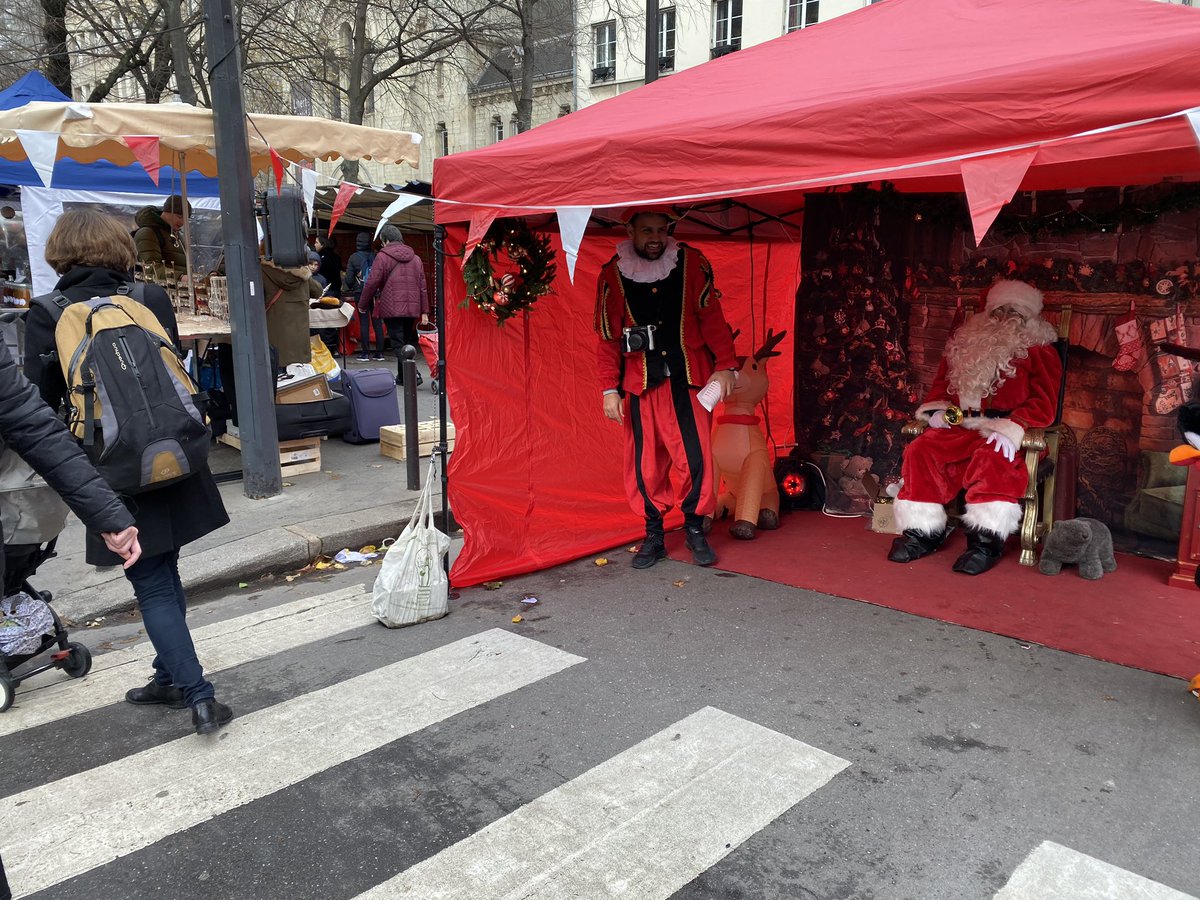 vbaladi's tweet photo. Animations de noël 🎄 avec père Noël, maquillage et tours de magie pour les petits et les grands au quartier Treilhard ainsi qu’au marché biologique des Batignolles 🍏 🍊 🎅
Merci au conseil de quartier Monceau ainsi qu’aux commerçants du 8e 🙏 https://t.co/sILkXHY5Cm