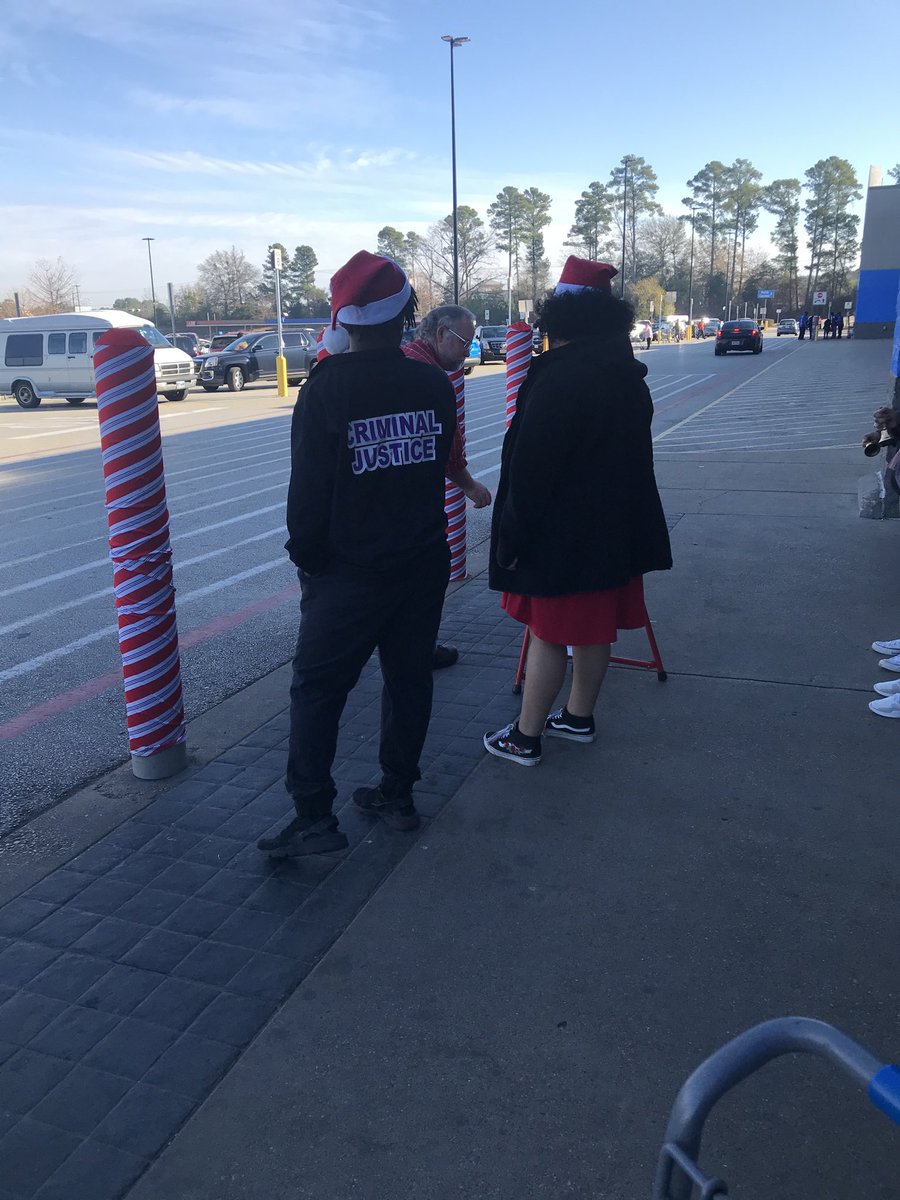 gloriamc20's tweet photo. Tyler community members give back! https://t.co/InW1SbpV69