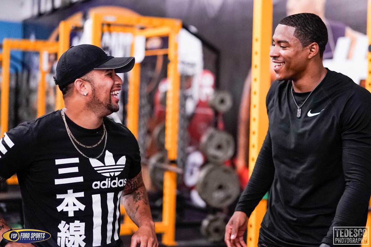 TFordFSP's tweet photo. .@dshead24 donates $5k to the Sincerely Royal Foundation to support a less fortunate athletes cost for tuition, training, travel expenses, college visits, tournaments &amp; academic assistance, along with mentorship that is priceless! Your impact is life changing! Thank you fam!✊🏽 https://t.co/MDClOOQ2cJ