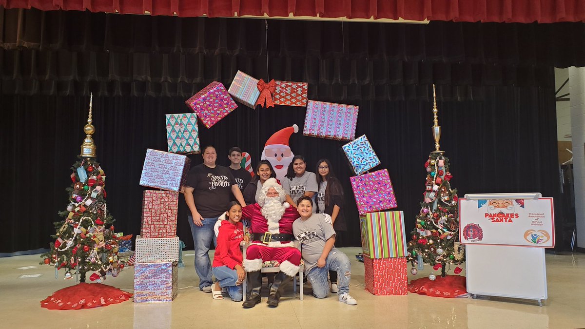 alflores_fis's tweet photo. FISPals "Pancakes with Santa" makings kids happy. @FISRedskins #FreeportStrong #bisdpride https://t.co/77TejBIj96
