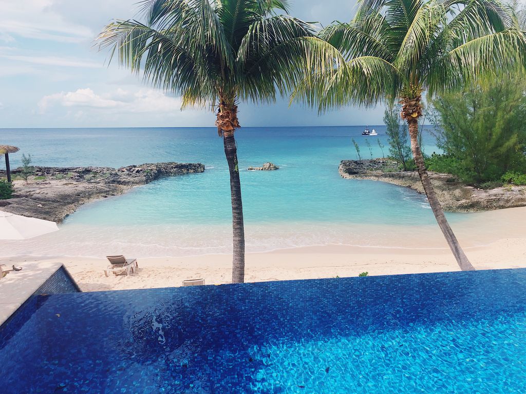 This barefoot #beach cove is only a short stroll from ”Casa Luna (Villa 17)”. With shore diving and a shallow, protected cove for children, it's the perfect place to relax under the sun with the family!⁣ Learn more about this 3-bedroom #villa: buff.ly/2ZII8x0.