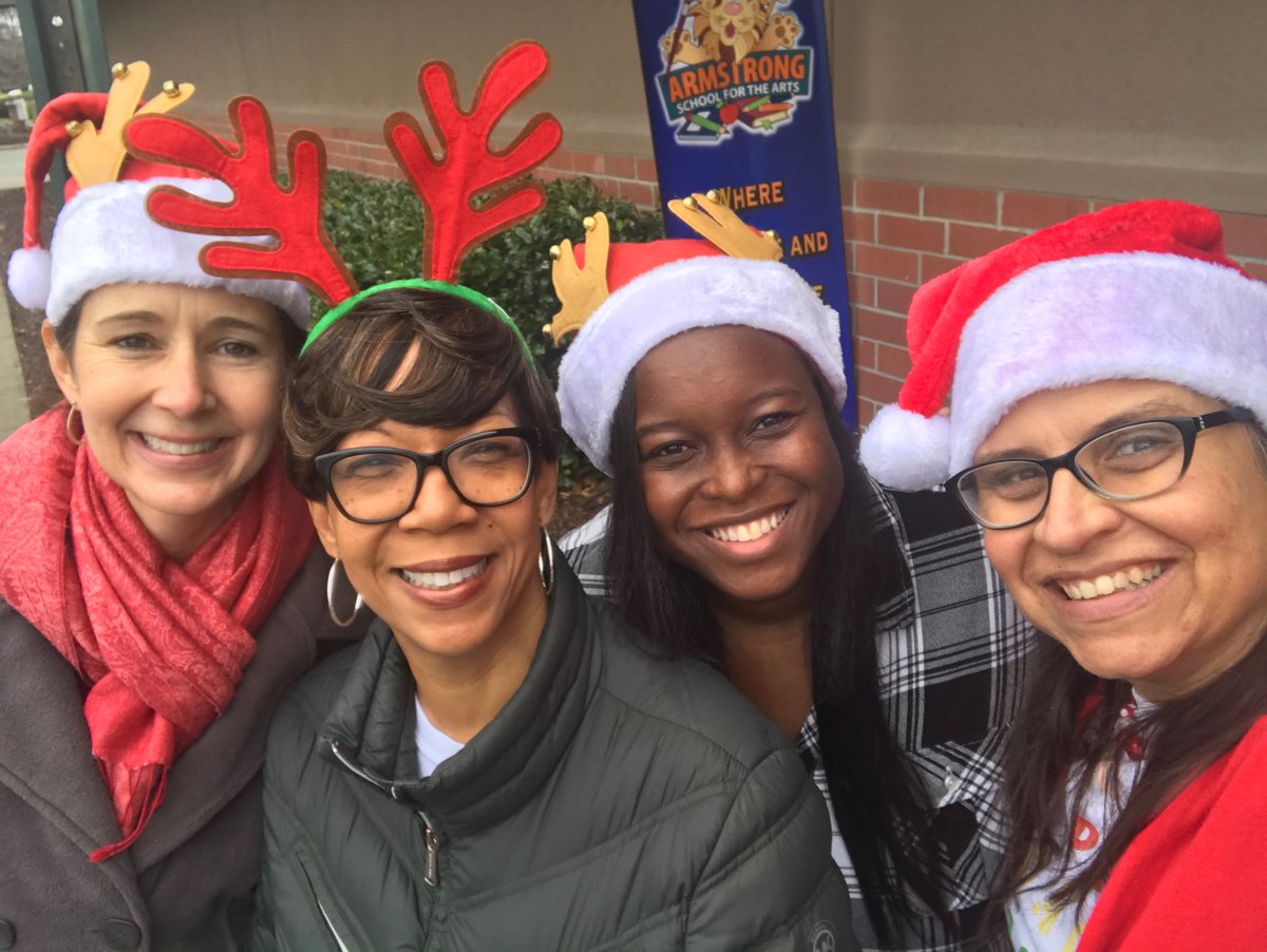 Goodenews757's tweet photo. Tis the season! It was a wonderful morning of ringing the bell for a good cause! #WeareHCS @Armstrong_arts @CooperMagnet @KecoughtanHigh @HamptonCSchools https://t.co/Zf48XcBjFk