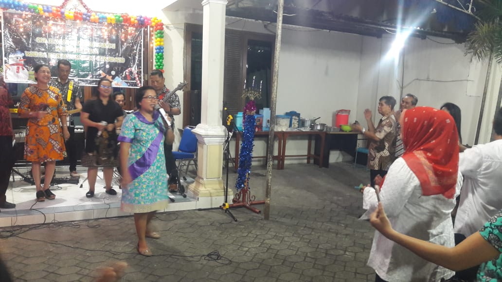 Kunjungan Lurah Karangayu Ibu Sutarti bersama Bhabinkamtibmas Kel. Karangayu Aiptu Lilik DJ dalam giat kebersamaan jemaat gereja &amp; warga Kenconowungu.
Cc: <a href="/hendrarprihadi/">Hendi (Hendrar P)</a> <a href="/mbakITASMG/">HevearitaGunaryati R</a> <a href="/Kec_SMGBarat/">Kec Semarang Barat</a> <a href="/tartikaho/">tartik</a>