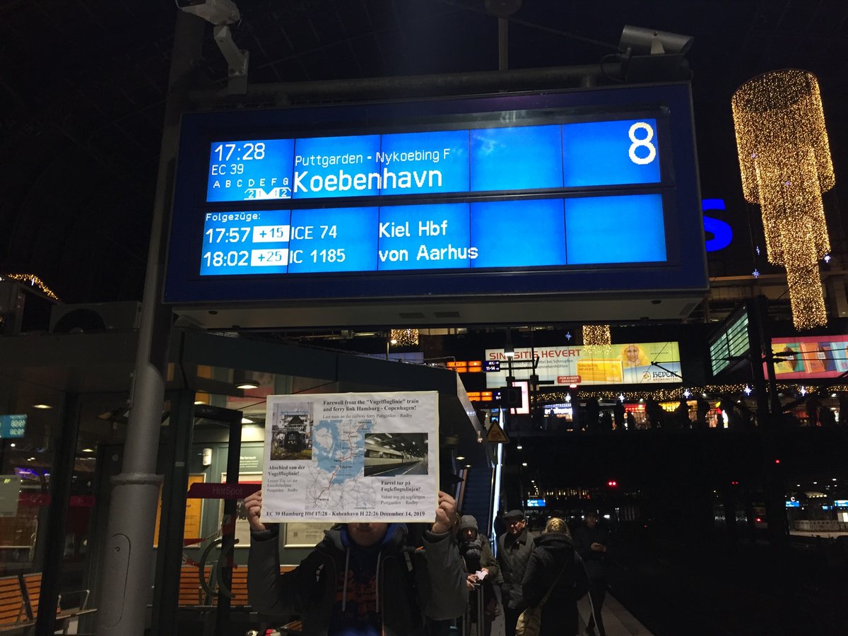 munnigan's tweet photo. Wenn schon Die @DB_Bahn nix vorbeitet müssen halt die trainspotter ran. Mit ein paar min. Verspätung ist #ec39 nun losgerollt Richtung Kopenhagen zur letzten Fahrt über die #Vogelfluglinie . Zug ist eher dünn besetzt. https://t.co/ni88CJugQK