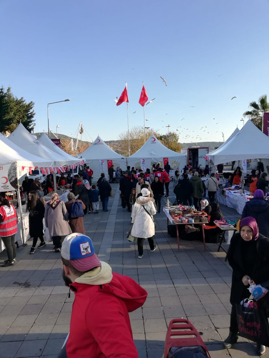 (1)Sarıyer Meydanında ki Üye standımızda bugün de üyelik çalışmalarımızı tamamladık. Türk Kızılay’ının Sarıyer’de düzenlediği kermes dolayısıyla yoğun bir gündü. Bazı aksaklıklardan dolayı Üye karavanımız gelmesede çıktığımız bu yoldan bizi hiç bir şey döndüremeyecek.