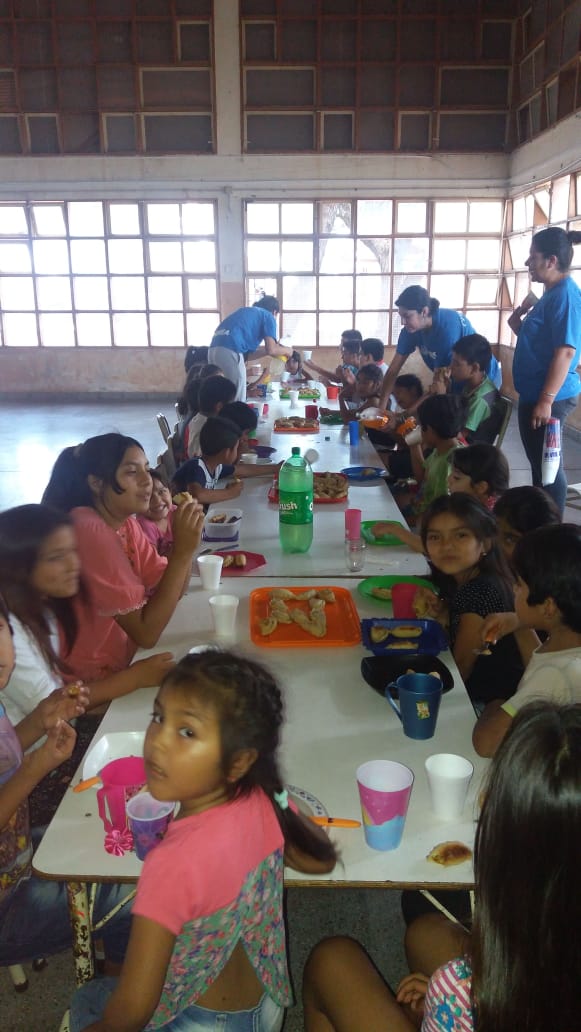 #AlimentaciónSaludable 
👉Tiene que ser completa: debe aportar todos los nutrientes que necesita el organismo: hidratos de carbono, grasas, proteínas, vitaminas, minerales y agua.
<a href="/GustavoSaenzOK/">Gustavo Sáenz</a> <a href="/matiascanepa/">Matías Cánepa</a> <a href="/DipTorres/">Fernanda Dip Torres</a> <a href="/RobertoIRamos/">Roberto Ismael Ramos</a> <a href="/MEducacionSalta/">Ministerio de Educación de Salta</a>