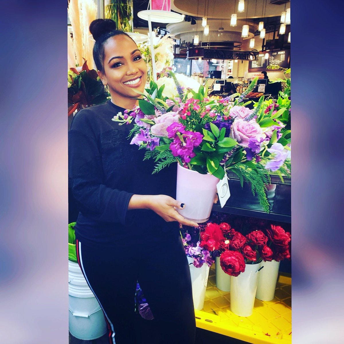💐I had a great time this morning with my mom creating this beautiful bouquet @repeatroses Blossom Bar. The flower arrangements we made will be donated to <a href="/fountainhouse/">Fountain House</a> so that everyone there can enjoy them. ❤🌹🌾🌿 #VolunteeringForSomethingGood  #Blessings #TKWEntertainment