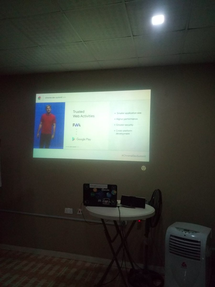 zabura2's tweet photo. Chrome dev: trusted web browsers: Firefox, Google Chrome , @aniediudo @auwalms @kolokodes #ChromeDevSummit #gdgsokoto https://t.co/ieW48Acfz8