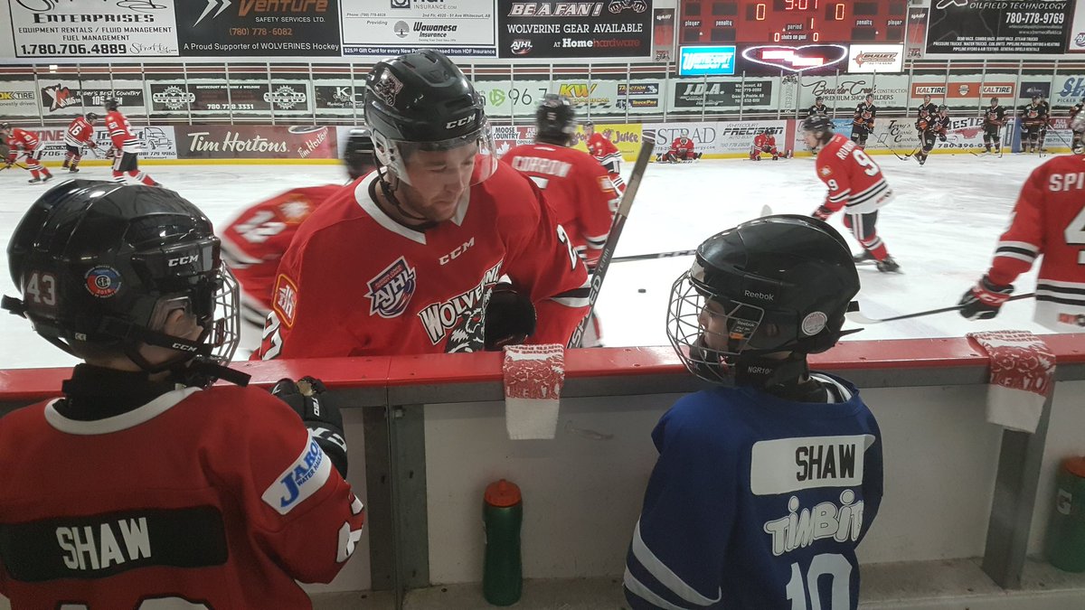 WolverinesJrA's tweet photo. Thank-you to our Eagle River Chrysler Junior Wolverines Braun and Tanner for leading us out for our game! 
.
If your player would like to be a JR Wolverine, send us a message!
#ajhl #wolverineshockey #whitecourtwolverines #futureprospects #jrwolverines https://t.co/VBDzQxFJa1