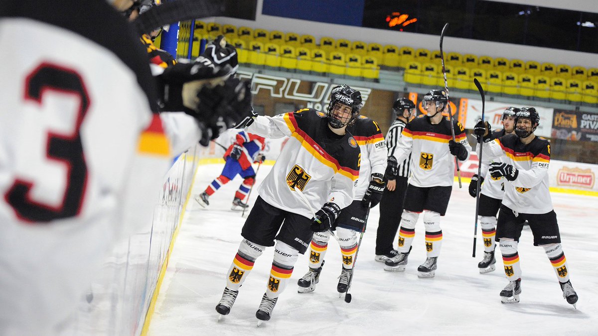 Die #U20-Nationalmannschaft siegt mit 3:2 gegen die Eidgenossen und kehrt mit zwei Siegen aus der Schweiz heim! 🇩🇪🇨🇭 Tim Fleischer erzielt den entscheidenden Penalty im Shootout. 💥 Stark, Jungs!