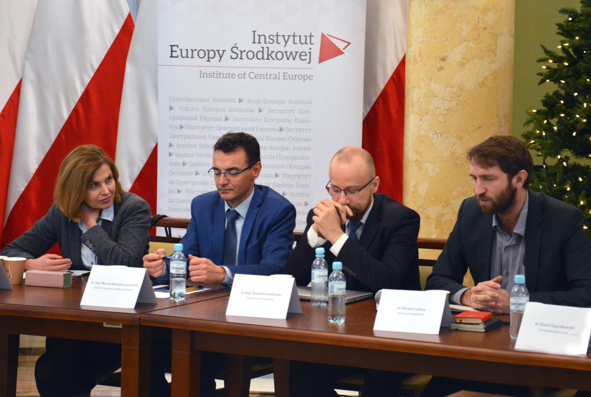 rodm_lublin's tweet photo. 🎄 Świąteczna atmosfera seminarium: #Geopolityka mit czy rzeczywistość? 

🔸Wśród panelistów znaleźli się: 

dr hab. Agata #Ziętek
dr hab. Konrad #Pawłowski
dr hab. Maciej #Munnich 
dr @Michal_Lubina 
dr Kamil #Zajączkowski 

🤝 Dziękujemy wszystkim za obecność! https://t.co/rHF1nRtqUF