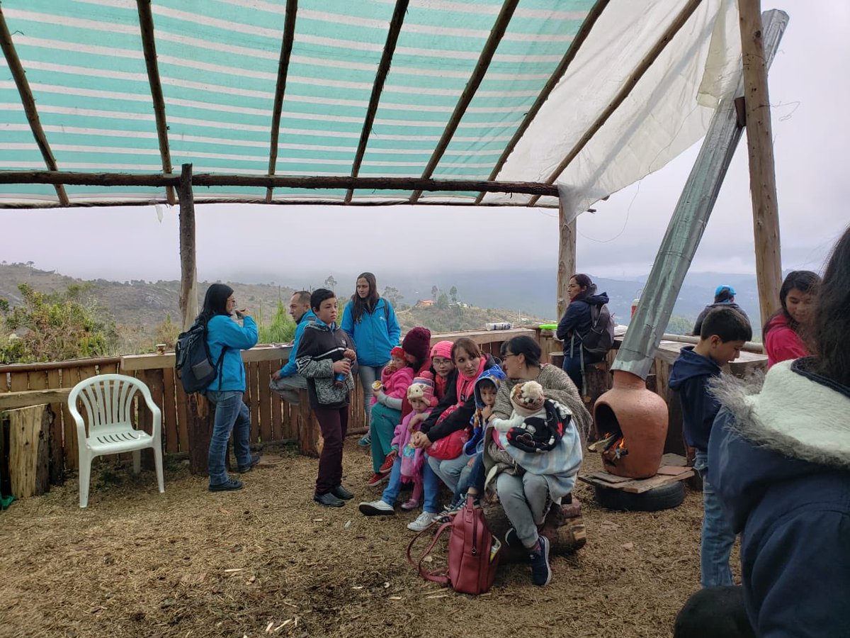SSchapinero's tweet photo. Celebramos la Navidad 🎄 en familia en la vereda El Verjón de la localidad de #Chapinero , con regalos 🎁 para los más pequeños y ajiaco 🥘 para los grandes, se disfrutó de una mañana campesina. ¡Feliz Navidad! 👏🏻 #NosMovemosPorTi https://t.co/77J65iqaKt