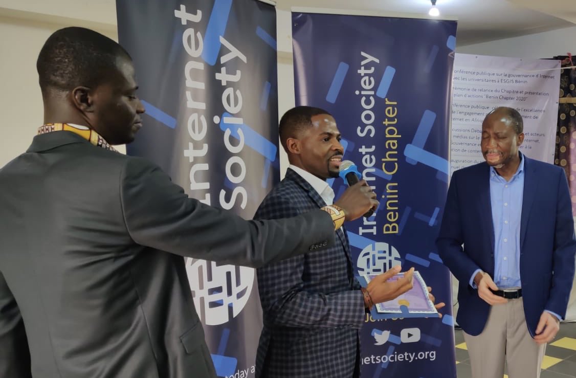 VictorNdonnang's tweet photo. C’était un privilège pour moi de remettre au nom de l’@internetsociety les certificats d’appréciation aux fondateurs de l’@isocbenin. 

Merci pour votre engagement, leadership et service! 

#InternetForEveryone #ConnectAfrica @ISOC_Community @pdandjinou @PierreDOVONOU https://t.co/uHmelPOok4