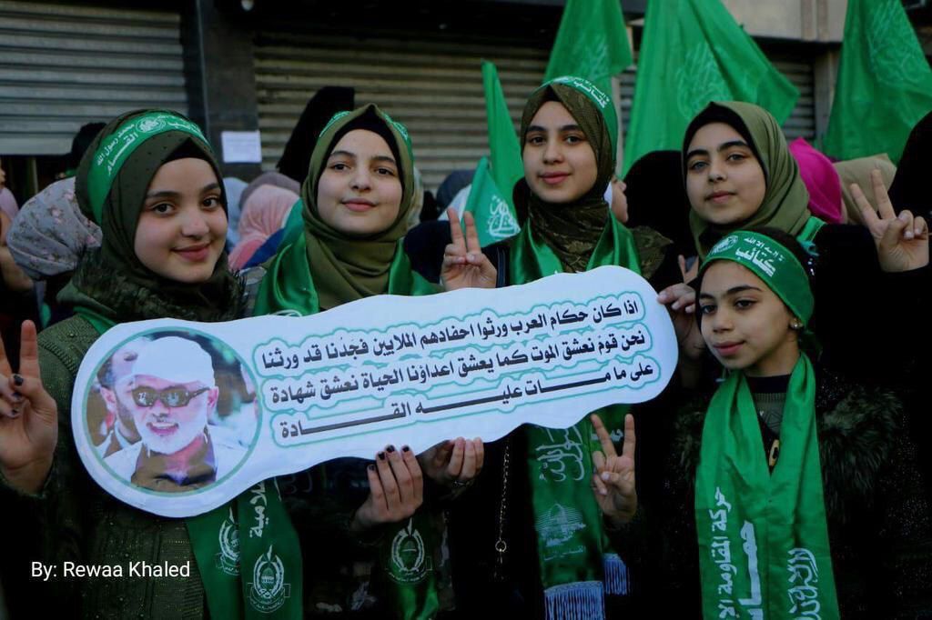 #حفيدات_إسماعيل_هنية👇

يحملن لافتة كُتب عليها :
إذا كان حكام العرب ورَّثُوا أحفادهم الملايين فجدنا ورَّثنا { نحن قومٌ نعشقُ الموت كما يعشقُ أعداؤنا الحياة ، نعشقُ الشهادة على ما ماتَ عليه القادة }
#الله_غالب☝
✍️