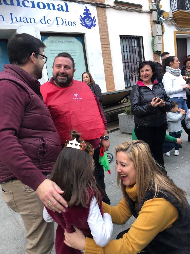 La solidaridad llena La Plazuela con ambiente pre navideño y esta maravillosa iniciativa de la <a href="/p_tercera/">Hermandad Tercera Palabra</a> con su gran “Roscón Solidario” 🍩 cuya recaudación irá destinada a <a href="/CaritasSevilla/">Cáritas Sevilla ✳️</a> Enhorabuena!! #NavidadenAlcalá ✨