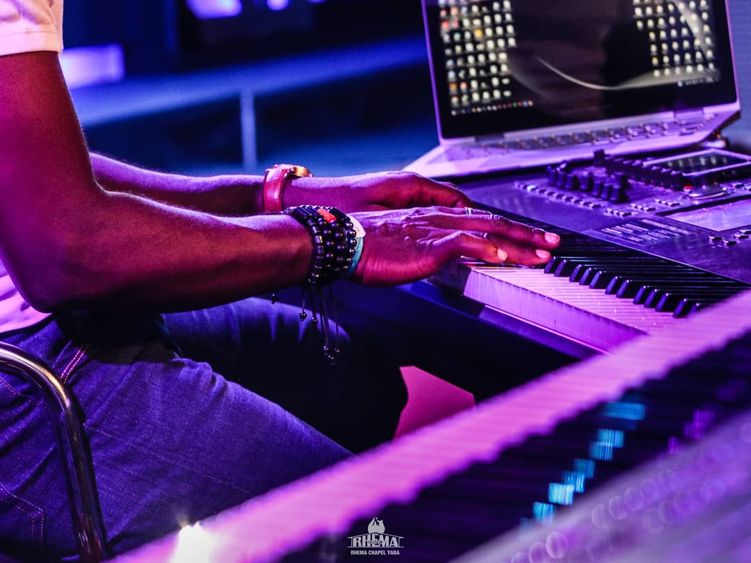 RhemaYaba's tweet photo. A little jazz for the night π·π·
Ministering, @saxbarrister
#RhemaYaba
#OneVoiceConcert
#ovc6 https://t.co/q5pvRKrw33