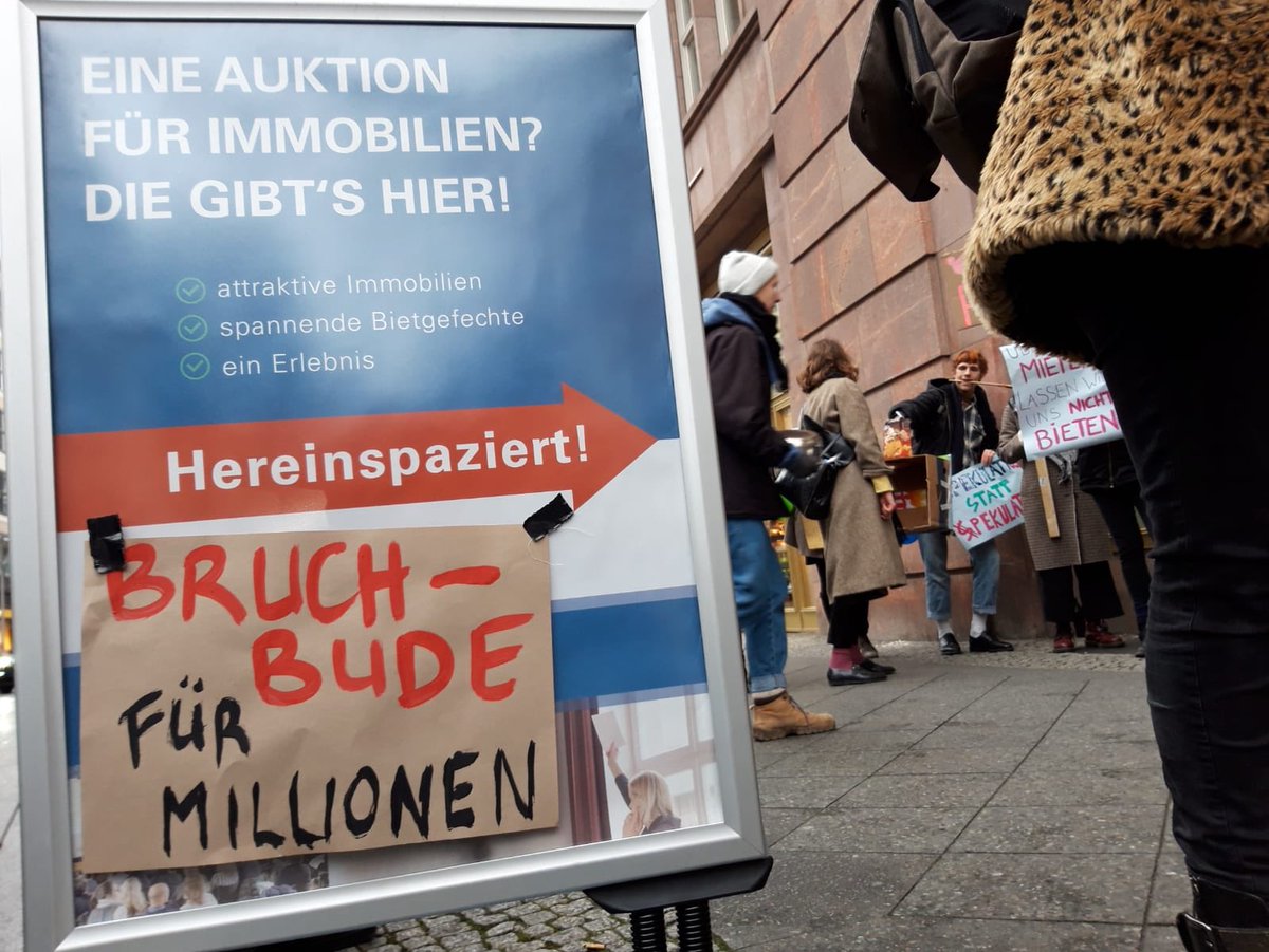 Box32B's tweet photo. Boddinstr20 vor dem Auktionshaus in dem gerade ihr Zuhause versteigert wird. #200häuser https://t.co/toZxIGzljH