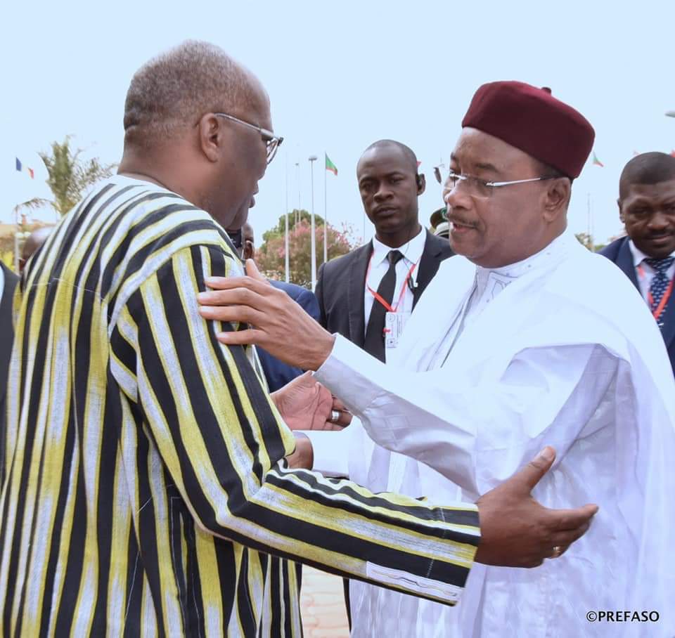 presidencebf's tweet photo. .@rochkaborepf président en exercice du #G5Sahel, prendra part, ce dimanche 15 décembre à Niamey, à un sommet extraordinaire des chefs d'Etat de l'organisation #BurkinaFaso #lwili https://t.co/0gA1AMk432