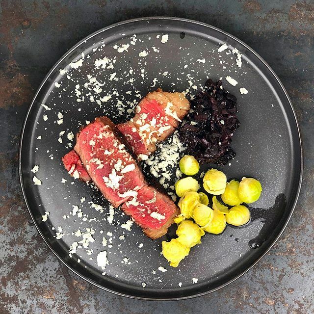 kuechenjunge's tweet photo. Gebeeftes Ribeye-Steak mit gehobeltem Gorgonzola, Rosenkohl & Rotwein-Schmorrzwiebeln 🥩🧀🔥🙌👌 Habt ihr schon mal gefrorenen Gorgonzola über Steak gerieben? Das Ergebnis ist echt mega! Probiert es mal aus!
#steak #steaklover #meat #meatporn #steakh… https://t.co/4socNrvY4t https://t.co/wMjMsCQ0f8