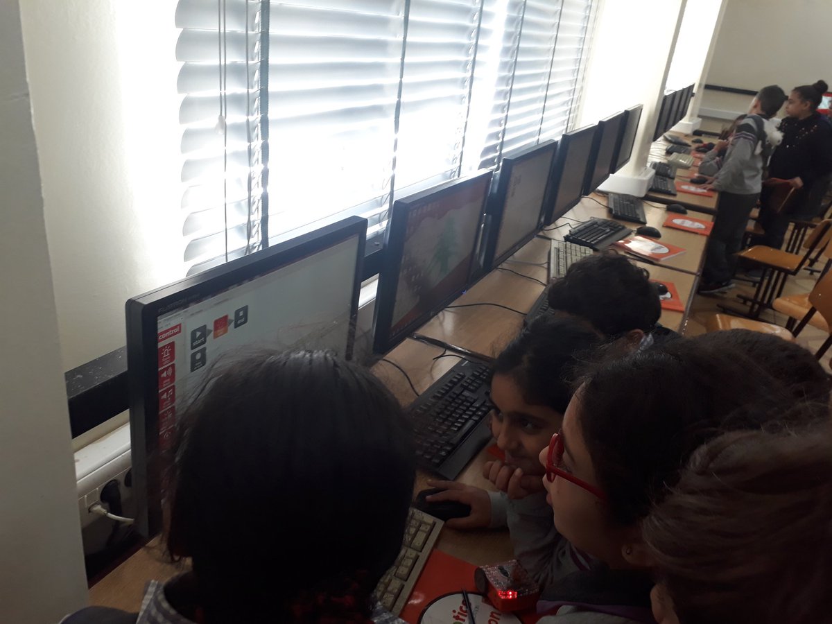 Fatimaarabi5's tweet photo. Grade 3 learners forming #codes
#coding #adison #great_programmers @DawhaHighSchool https://t.co/yCLYH8ulaB