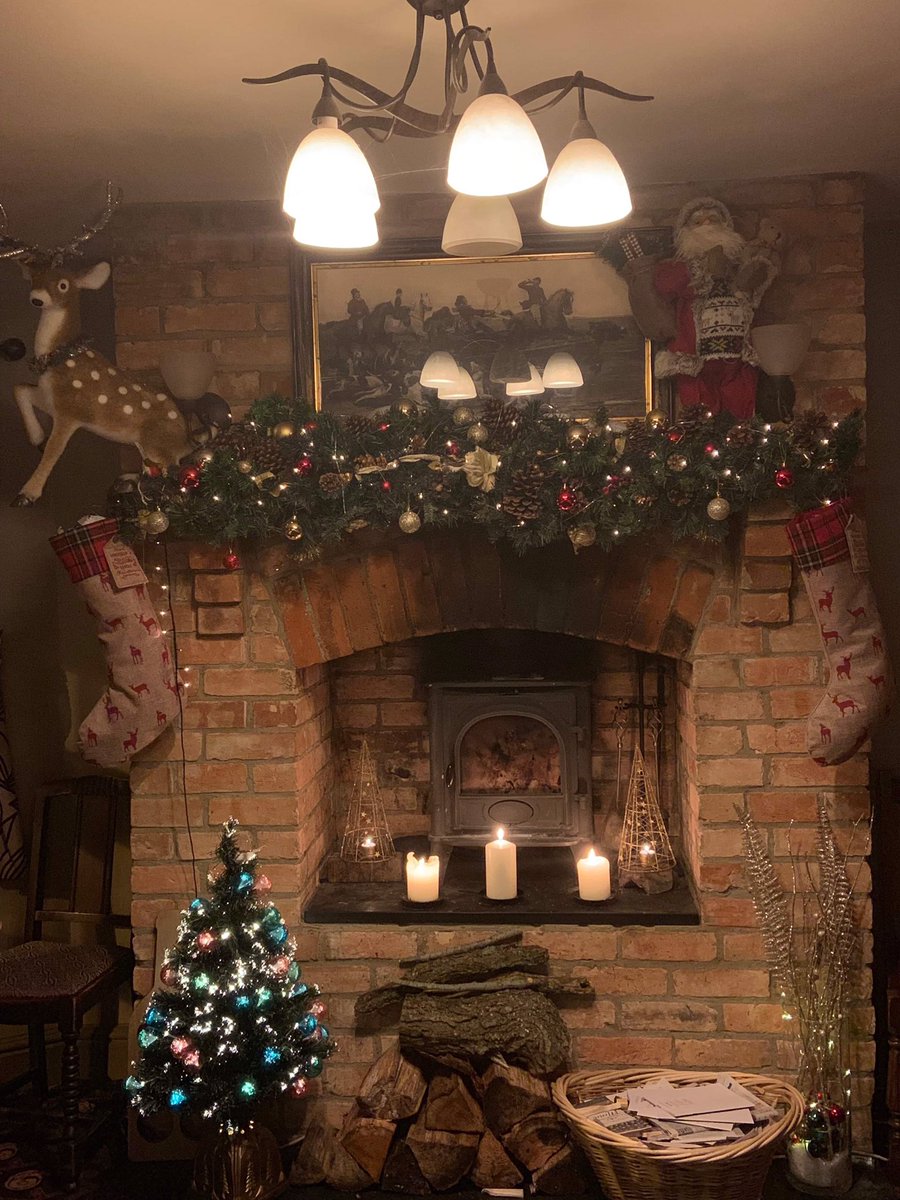 #realfire #cosy #welcome #friendly #festive #christmasdecorations #m4 #theale #hashtag @roverdotcom_uk @BerkshirePubs @ukpubdogs @DogFriendlyTrav @dogfriendlyinfo @Woofandbrew @rdgchronicle @ReadingGuide @gr8musicvenues @dotty4paws