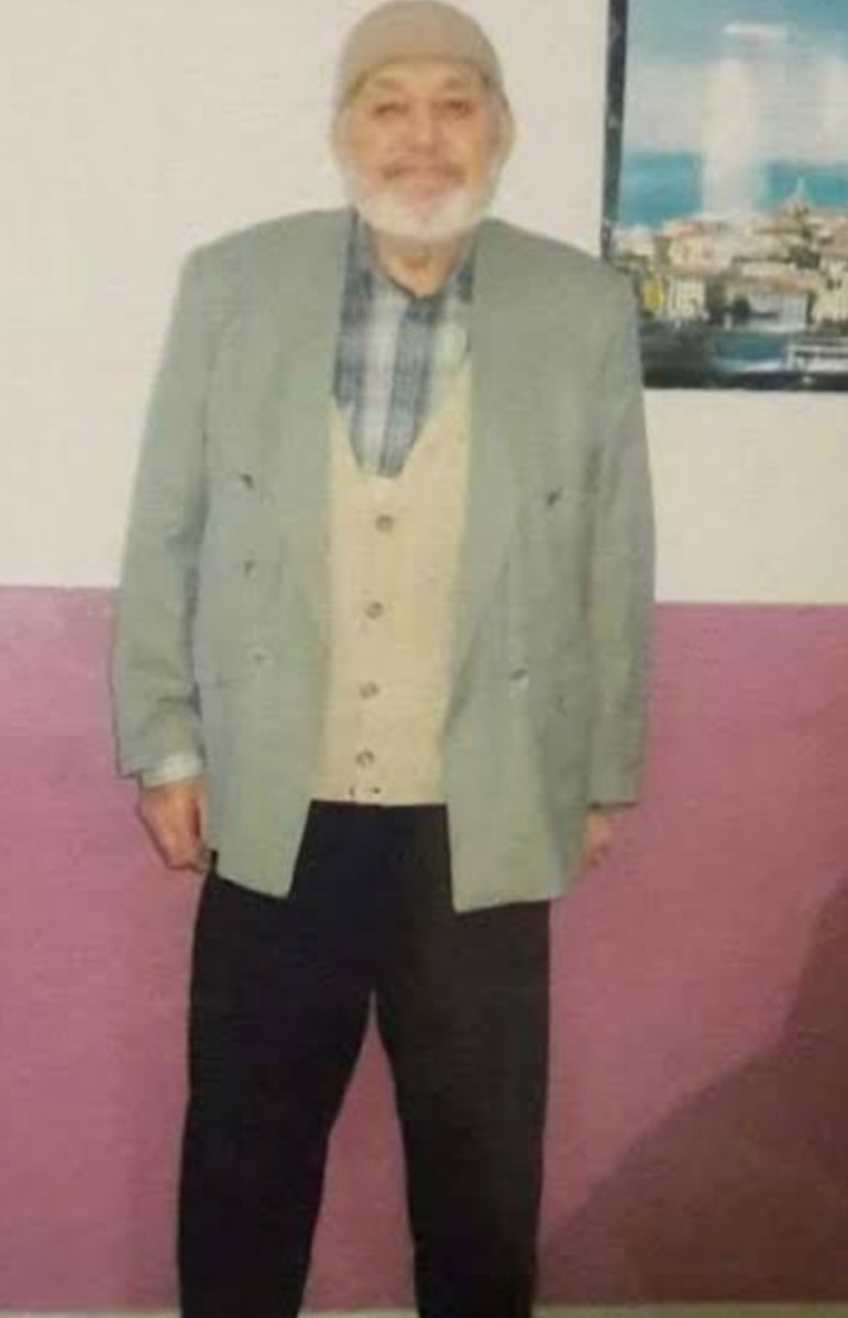 Arkadaşlar!
Hepinizi 85 yaşında olan ve 25 senedir cezaevinde yatan Müslüman mahkum Ahmet Turan Kılıç'ın özgürlüğü için ses vermeye  çağırıyorum. 
Ağır hasta olan Ahmet Dede'nin son günlerini ailesiyle geçirmesi için SES VER TÜRKİYE!