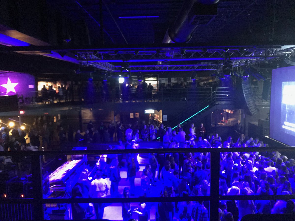 susan_teiken's tweet photo. First Av was pretty lit last night 🔥 #soldout #firsttimethere https://t.co/YdgNzExTnh