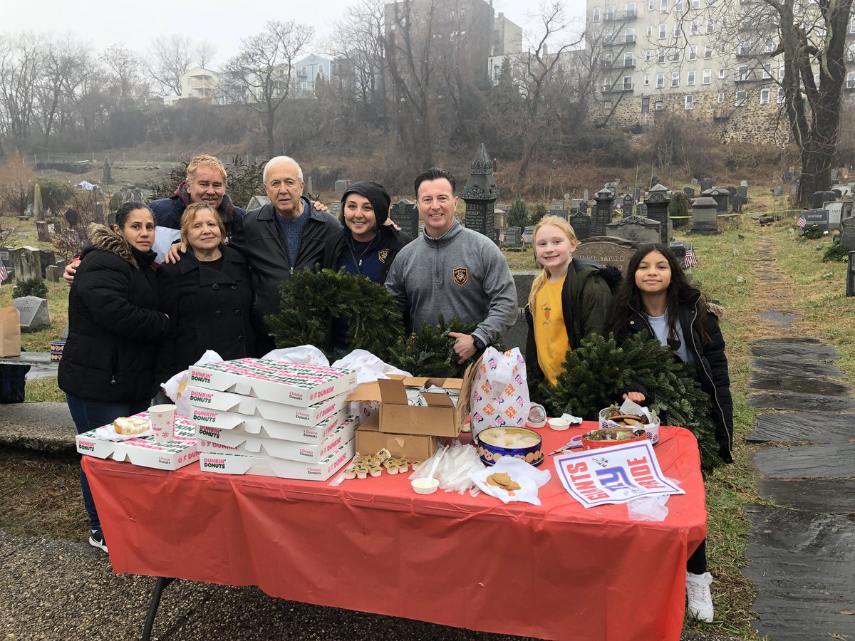 GiantsCRDept's tweet photo. Today Jon Hilliman, Chris Peace and Mark McLaurin headed to the Historic Jersey City & Harsimus Cemetery for the @WreathsAcross event to lay wreaths for our fallen veterans. Thank you to @dunkindonuts for the coffee and donuts! #GiantsHuddlefor100 https://t.co/ITwNbgJ19s