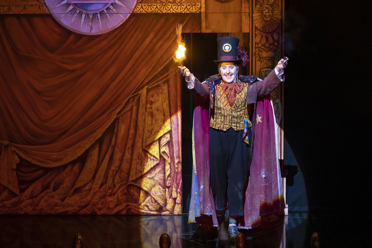 ScottishOpera's tweet photo. We've had a pretty packed 2019! Summer seems like a looong time ago. But Sir Tom Allen's production of #SOflute is enough to brighten up even December evenings.
Check. Out. That. Glitter 😎 https://t.co/DbsTP4xAed