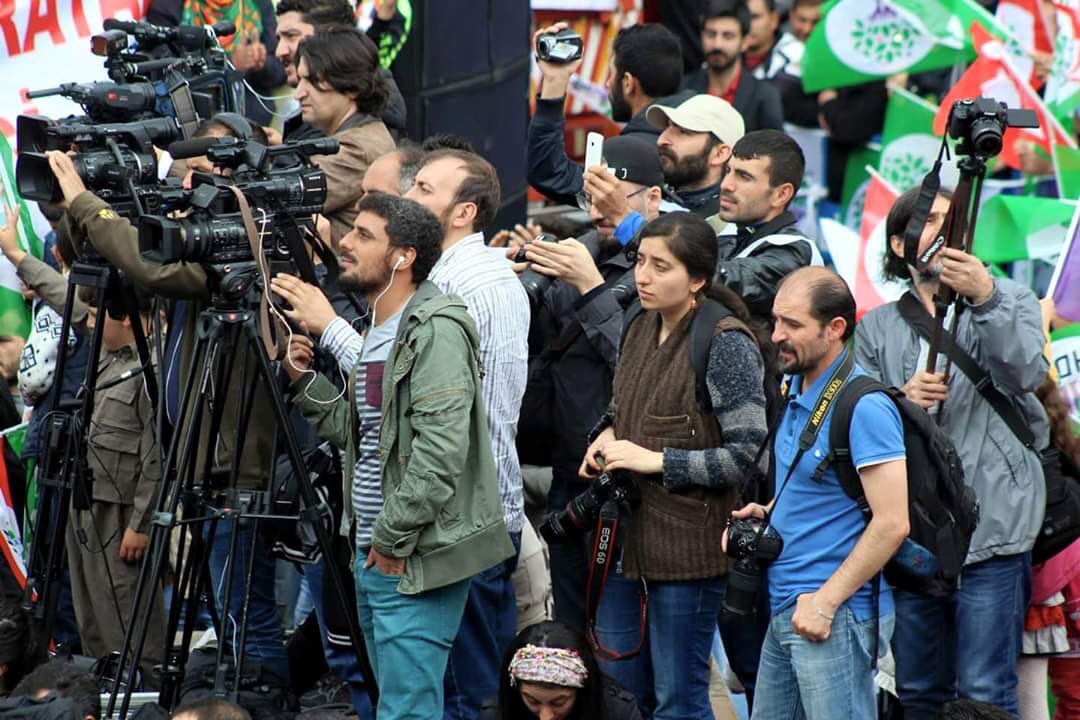 HemmedAliAslan's tweet photo. Dört gün önce gözaltına alınan gazeteci #AzizOruc'tan mesaj var: 

"Bir gazeteci olarak yıllarca halkların sesi olmaya çalıştım. Şimdi en çok sizin dayanışmanıza ihtiyacım var"

#GazetecilikSuçDeğildir

#azizorucgazetecidir https://t.co/7ot7uSbQOm