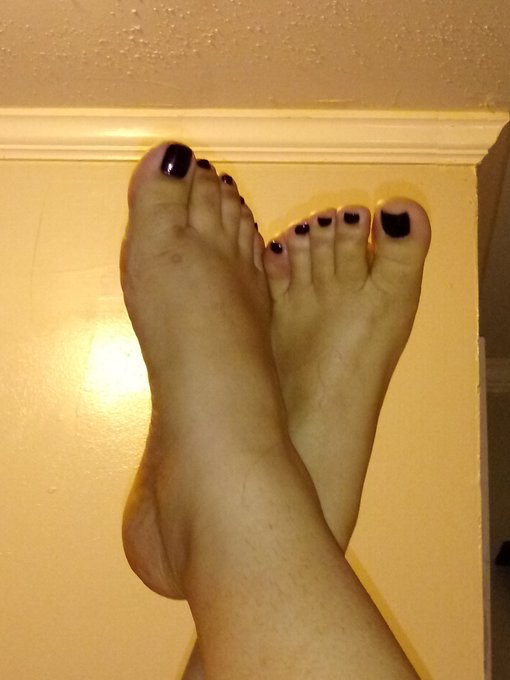 I need someone to fuck my feet! https://t.co/dxGpKwGDE8
