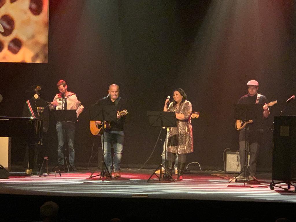 Vanavond verzorgde de band van Atelier Jerusalem een prachtig optreden tijdens het afscheid van burgemeester Gilissen @schouwburg Gemeente Venray. Eén nummer was speciaal voor hem geschreven door deelnemer Nick! #participatie# trots#voel je vrij sta stevig!