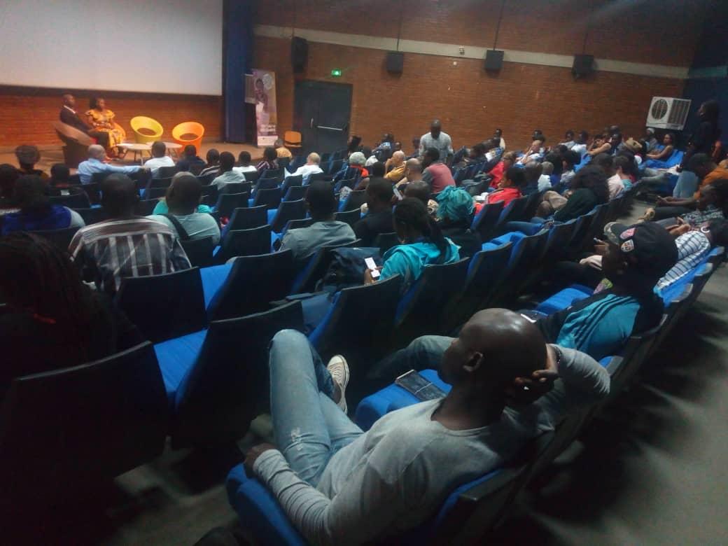 #CDL2019 <a href="/IFOuaga/">Institut français BF</a>

"10 ans. C'est le temps mi pour réaliser le film" Sur les traces d'Abdoulaye Mamani, explique la réalisatrice face au public

#CDL2019 #PourquoiLaDémocratie #lwili #BurkinaFaso 🇧🇫 #Niger 🇳🇪