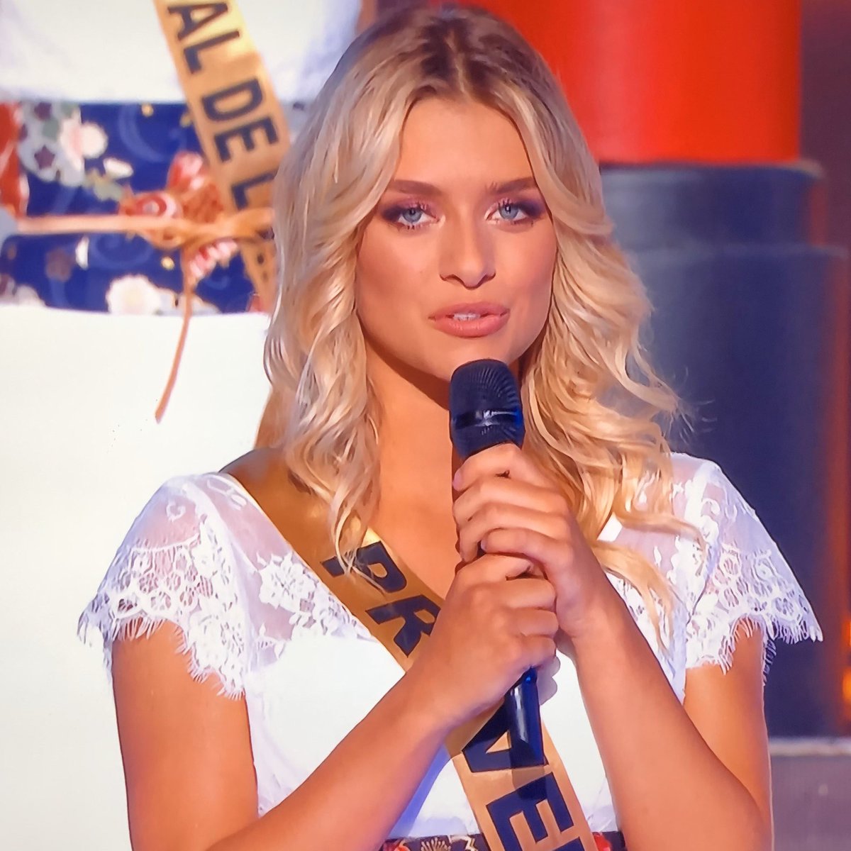 oihan945's tweet image. j’aime les sandwiches triangle et les soirées chicha #MissFrance