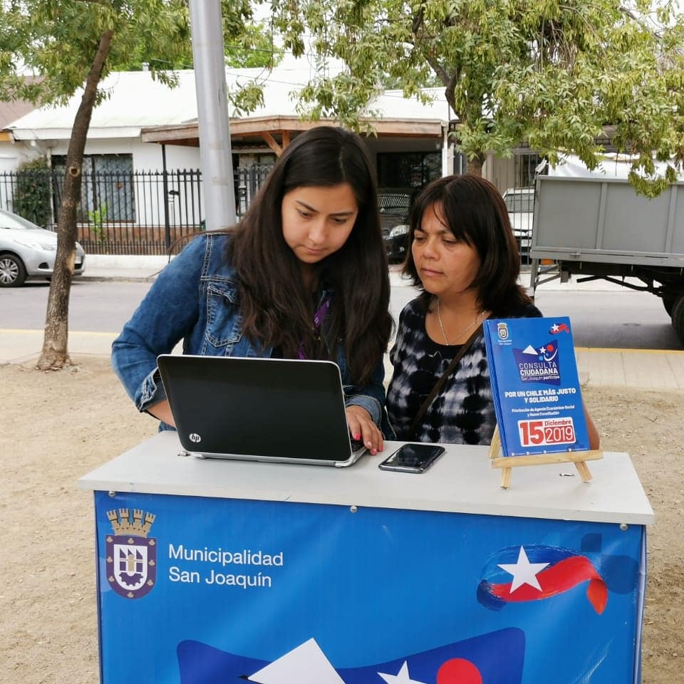 munisanjoaquin's tweet photo. Más y más vecinas y vecinos participan de nuestra Consulta Ciudadana. Ya somos  más de 11 mil!!! Tú ya participaste? Ingresa a https://t.co/4gTSKghOXT y podrás pronunciarte respecto de una nueva Constitución y la agenda económica-social #TuVotoCuenta @AChMChile https://t.co/fA5CzvEdjK
