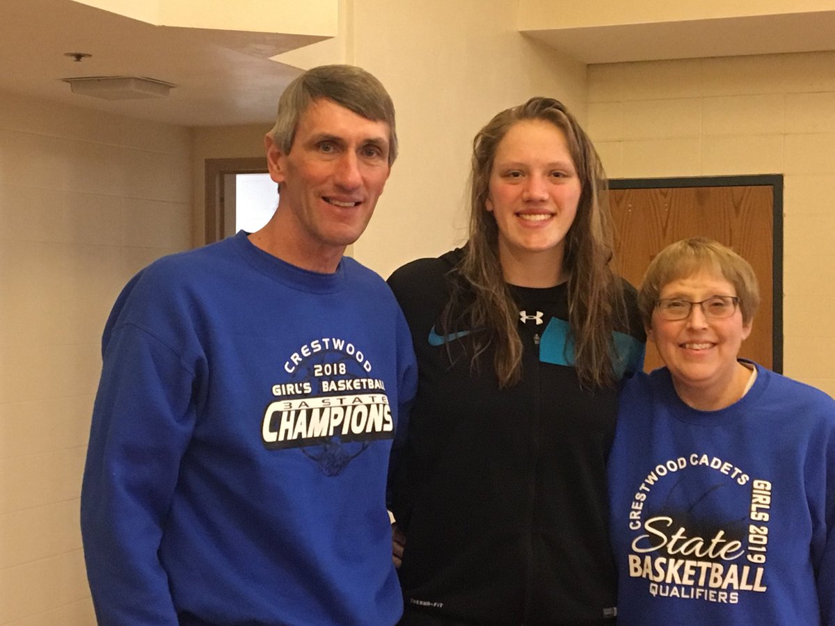Congratulations to Sharon Goodman on becoming Crestwood’s 5 on 5 scoring leader with 26 points against Spring Grove this morning for a total of 1398 and counting! #2020howardwinn ⁦@CadetsCentral⁩ ⁦@sgoodman40⁩ ⁦@IGHSAU⁩
