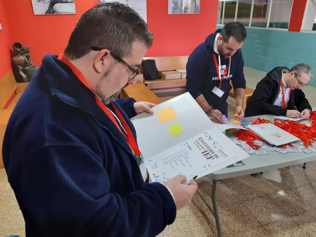 SalesianosSMX's tweet photo. 📸 #IEFSMX: os dejamos la foto de familia y algunas imágenes del encuentro inspectorial de coordinadores locales del Itinerario de Educación en la Fe celebrado en Godelleta.

¡Muchas gracias por vuestro trabajo! https://t.co/1rQu9ctTRp