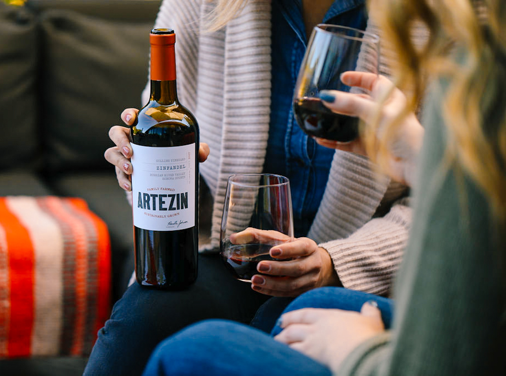 Still searching for the perfect wine to share at the holidays? Artezin Mendocino Zin is guaranteed to please all palates with bright red and black fruit notes complemented by subtle elements of black pepper. Find a bottle near you with our store locator. bit.ly/2klz2XM