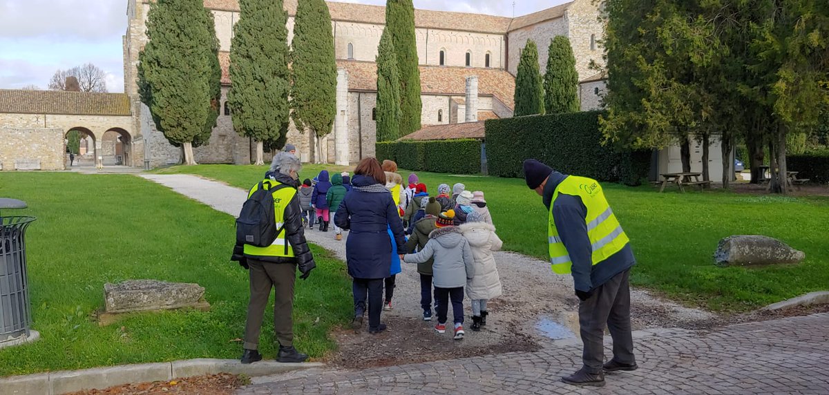 auser_bassa's tweet photo. Non mancano le occasioni per una costante collaborazione con le nostre scuole. I nostri volontari #auser accompagnano i bimbi della scuola dell'infanzia per una visita alla Basilica di #Aquileia. https://t.co/5M1d2Z0yKv