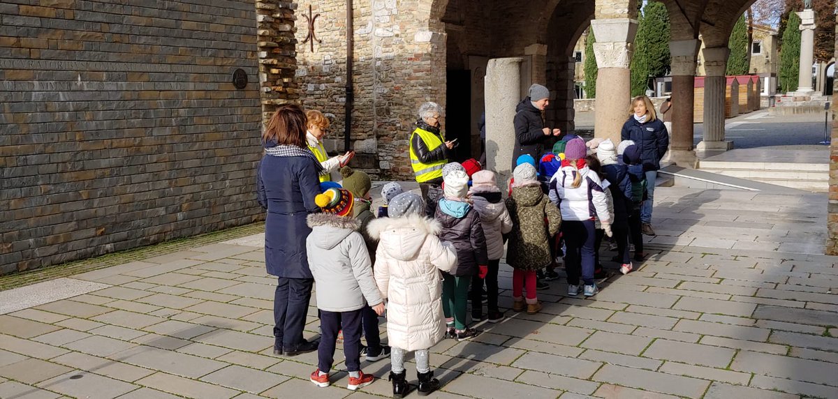 Non mancano le occasioni per una costante collaborazione con le nostre scuole. I nostri volontari #auser accompagnano i bimbi della scuola dell'infanzia per una visita alla Basilica di #Aquileia.