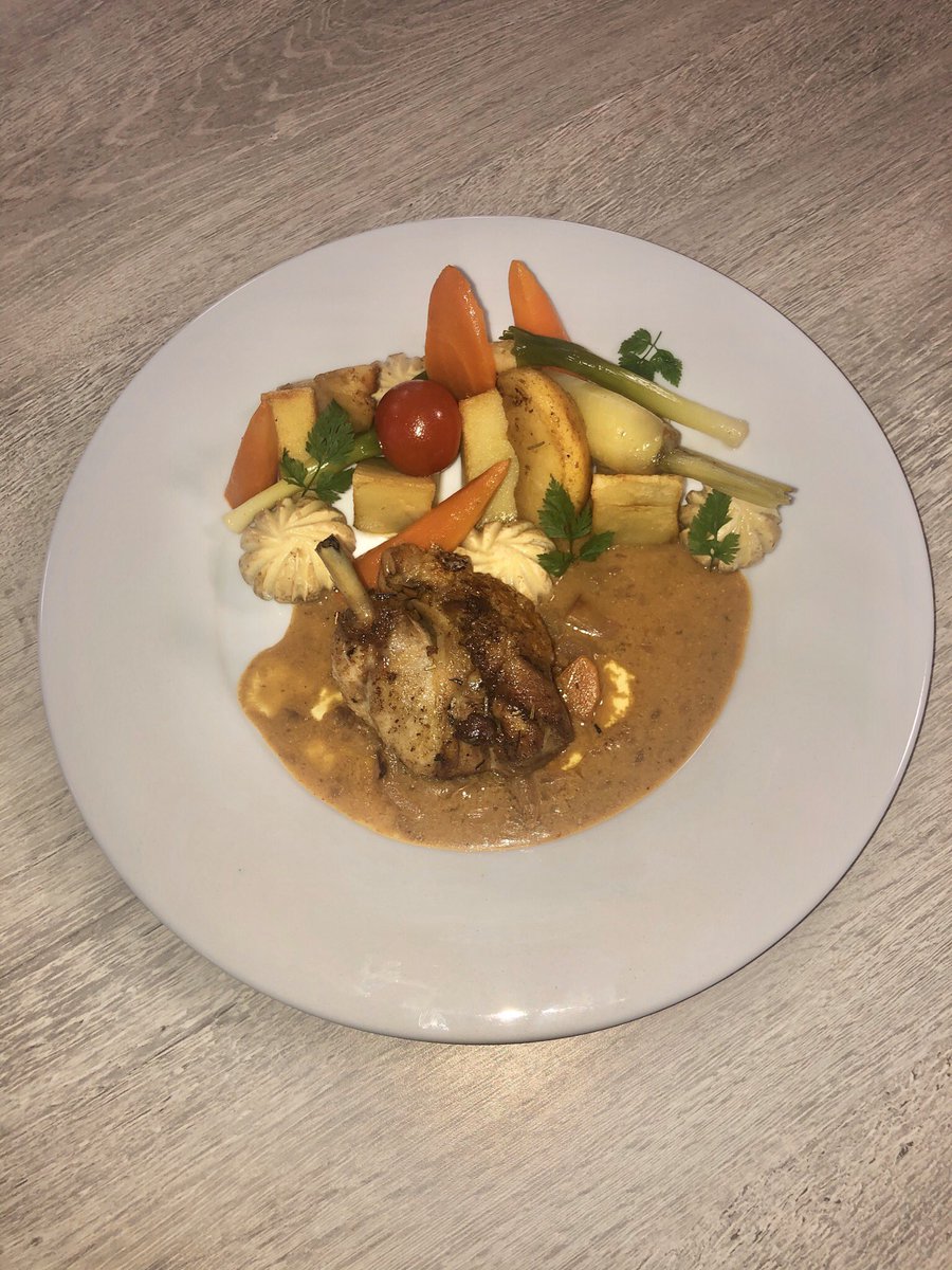 AubignyBenjamin's tweet photo. Le poulet vallée d’Auge et la teurgoule spécialité normande était à la fête à la résidence Medicis Carpiquet @Groupe_DomusVi https://t.co/sbkgvkHprn