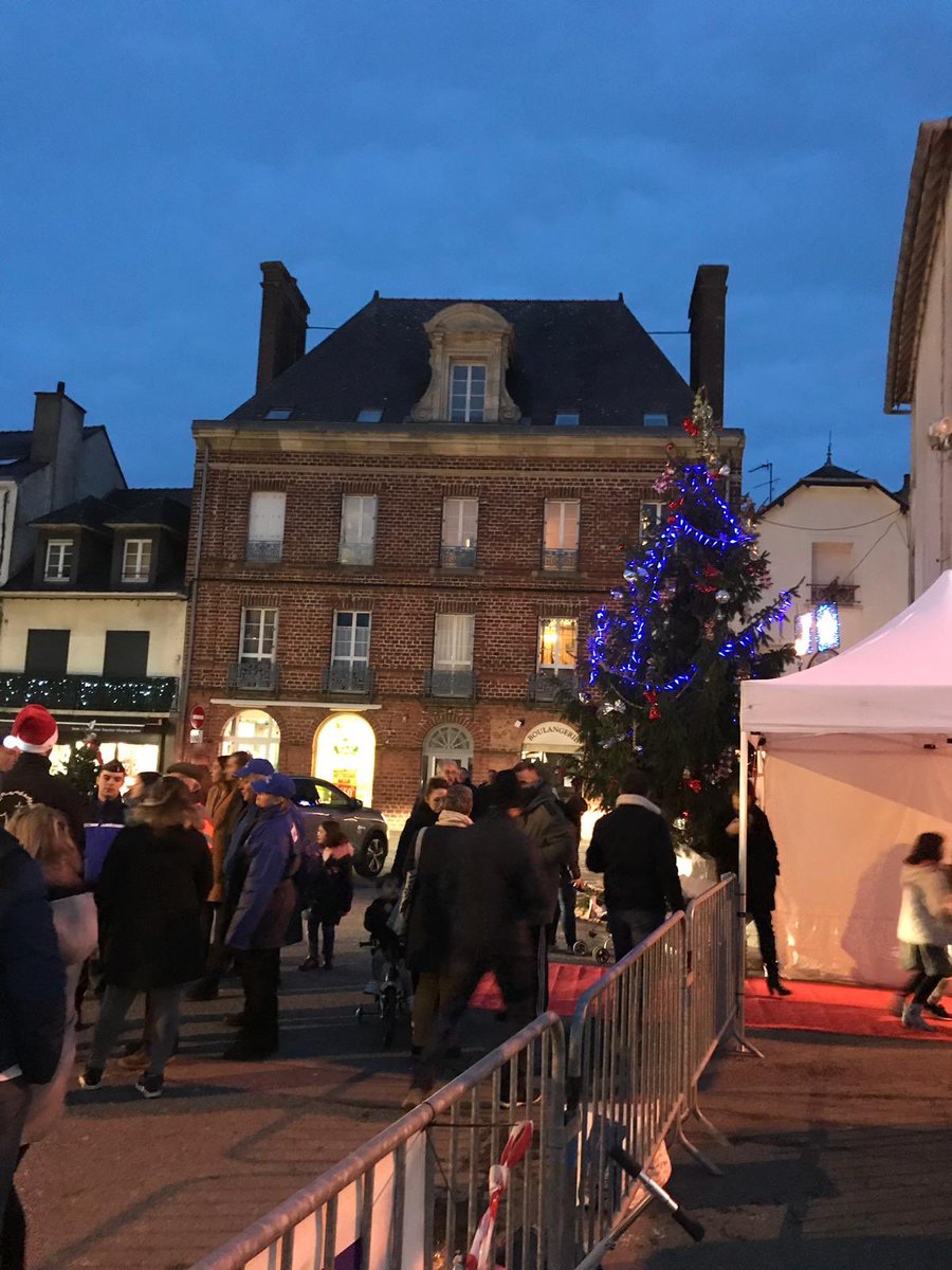 jhouillot's tweet photo. Visite au marché de Noël de #Janzé, merci aux commerçants de l’#UCAJ qui s’engagent chaque année pour cette belle organisation https://t.co/RT3mrE1uUs